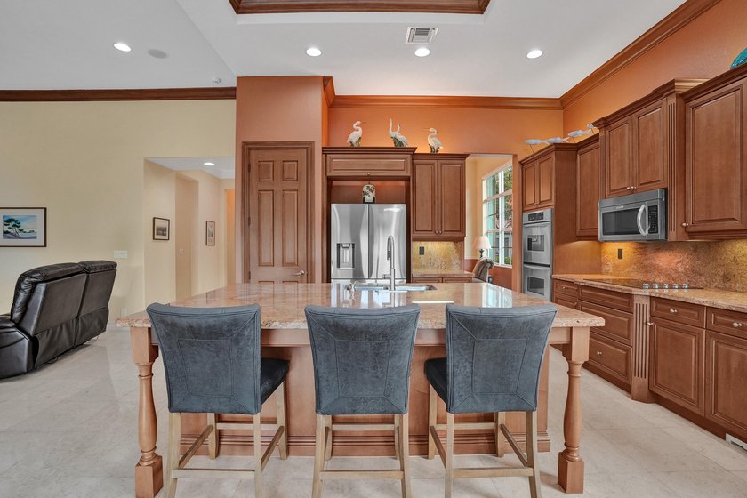 Welcome to this beautiful tranquil, lake front/pool beauty, 3 - photo 16
