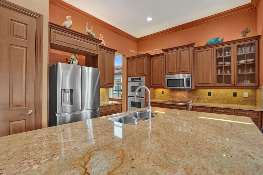Welcome to this beautiful tranquil, lake front/pool beauty, 3 - photo 17