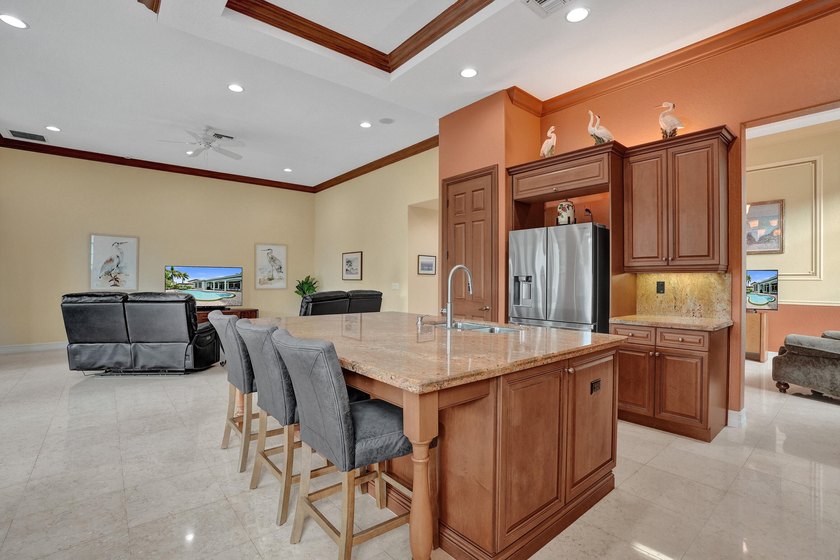 Welcome to this beautiful tranquil, lake front/pool beauty, 3 - photo 20