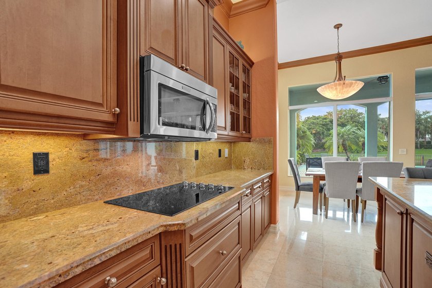 Welcome to this beautiful tranquil, lake front/pool beauty, 3 - photo 24