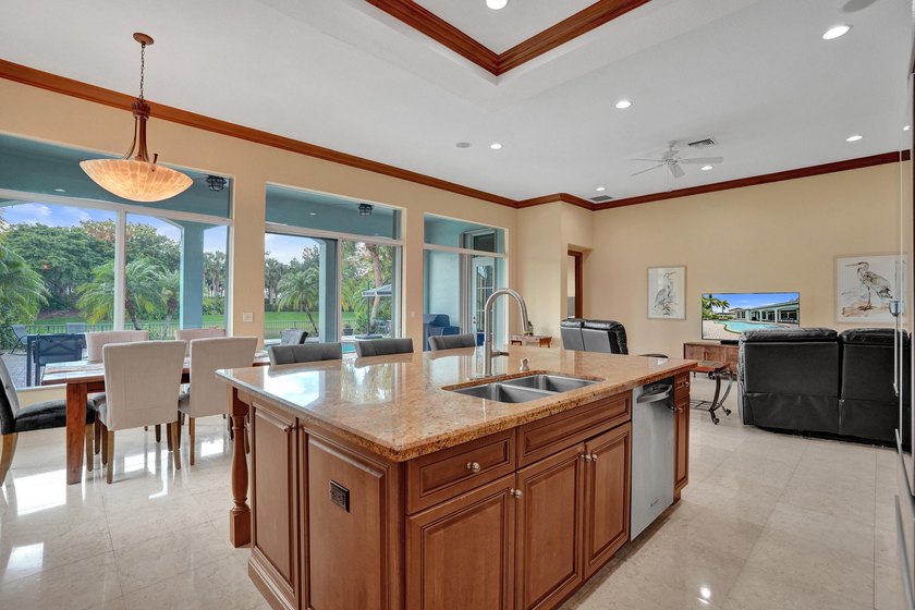 Welcome to this beautiful tranquil, lake front/pool beauty, 3 - photo 25