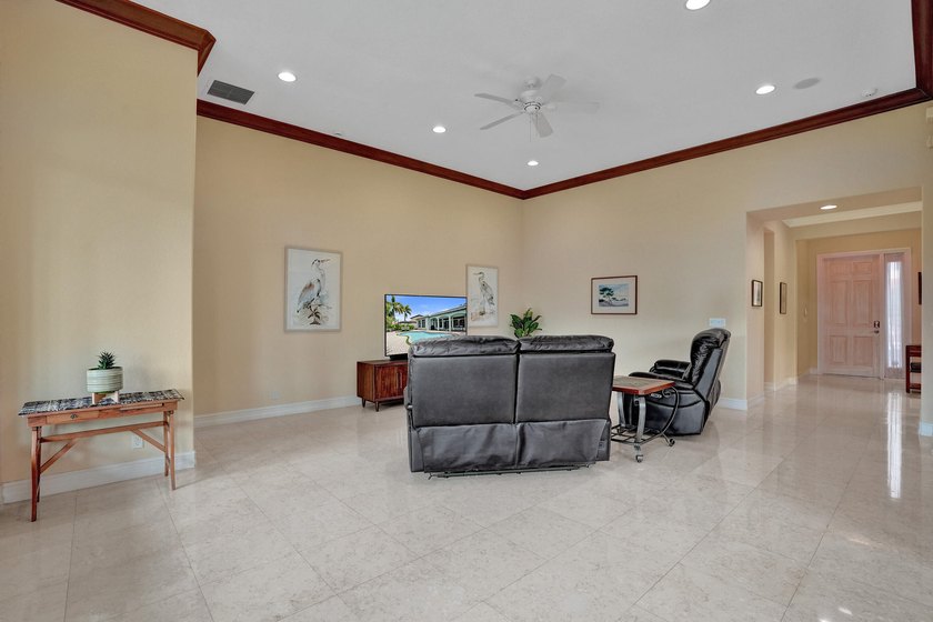Welcome to this beautiful tranquil, lake front/pool beauty, 3 - photo 28