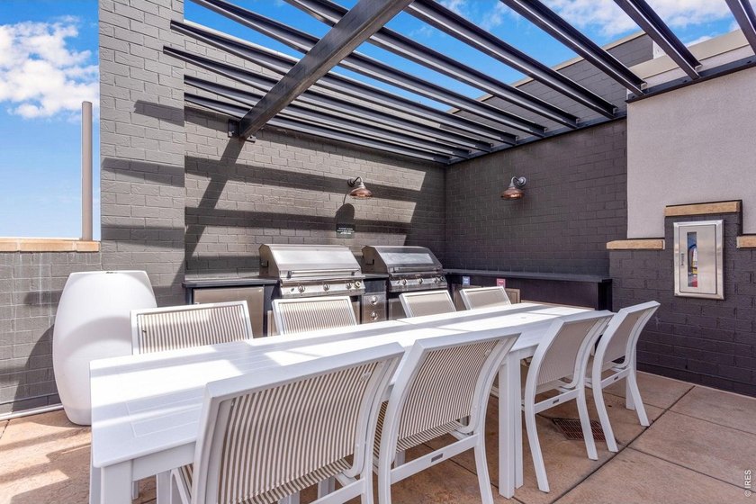 Welcome to a special Peloton West luxury condo - arguably the - photo 30