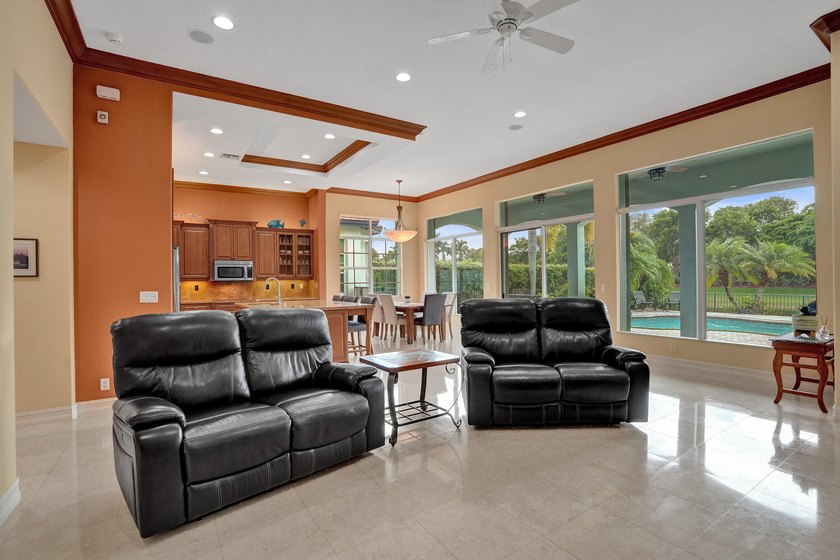 Welcome to this beautiful tranquil, lake front/pool beauty, 3 - photo 31