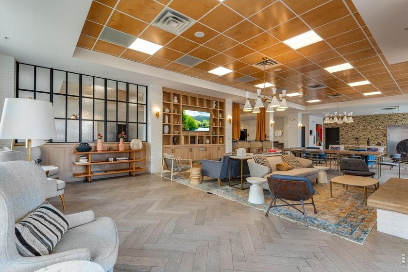 Welcome to a special Peloton West luxury condo - arguably the - photo 32