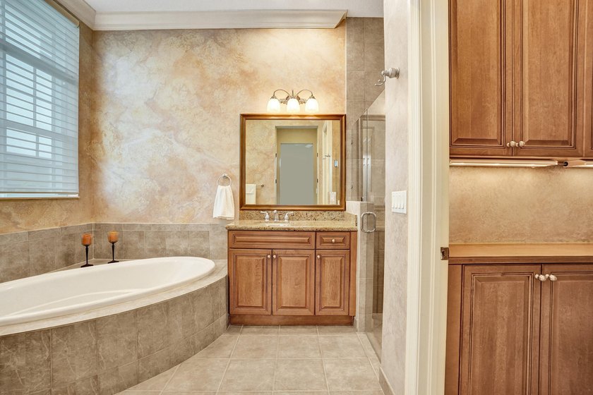 Welcome to this beautiful tranquil, lake front/pool beauty, 3 - photo 41