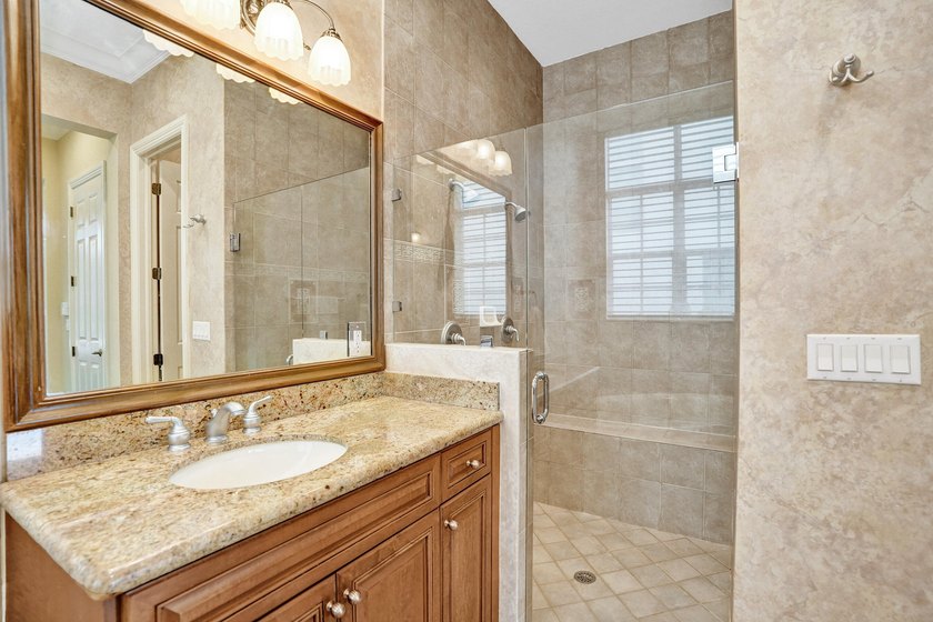 Welcome to this beautiful tranquil, lake front/pool beauty, 3 - photo 45