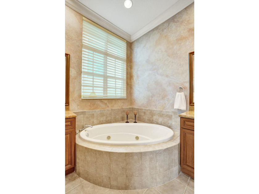 Welcome to this beautiful tranquil, lake front/pool beauty, 3 - photo 46