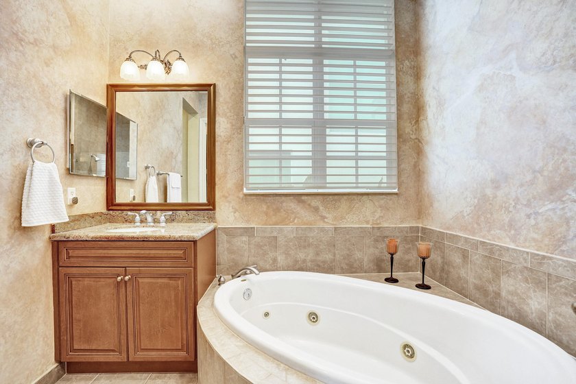 Welcome to this beautiful tranquil, lake front/pool beauty, 3 - photo 47