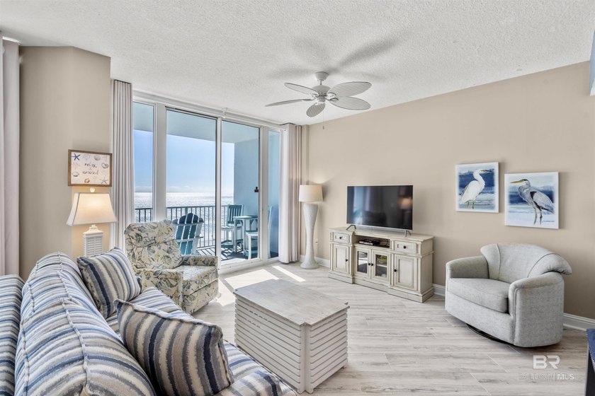 Beautifully Decorated and Meticulously Maintained 3 Bedroom, 3 - photo 3