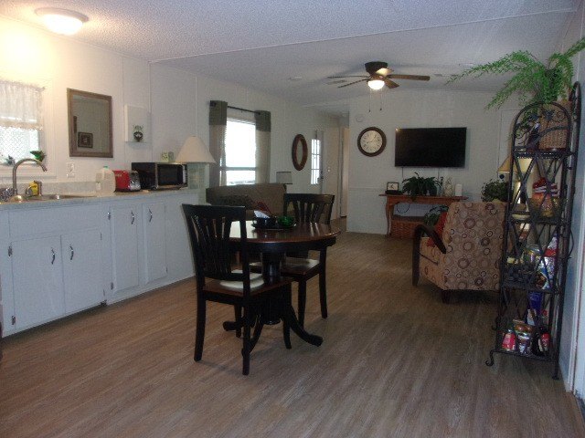 Welcome to 272 Daffodil Drive, an elegant and inviting residence - photo 11