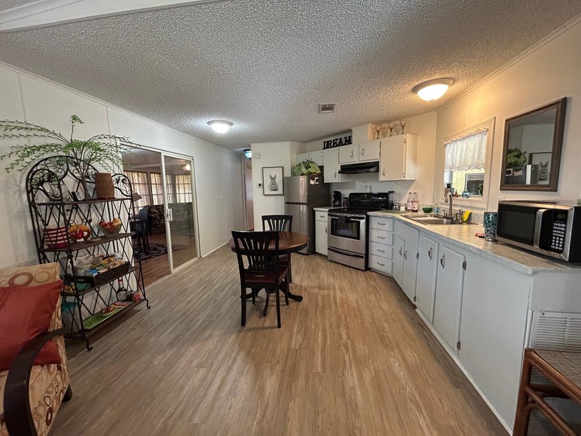 Welcome to 272 Daffodil Drive, an elegant and inviting residence - photo 15