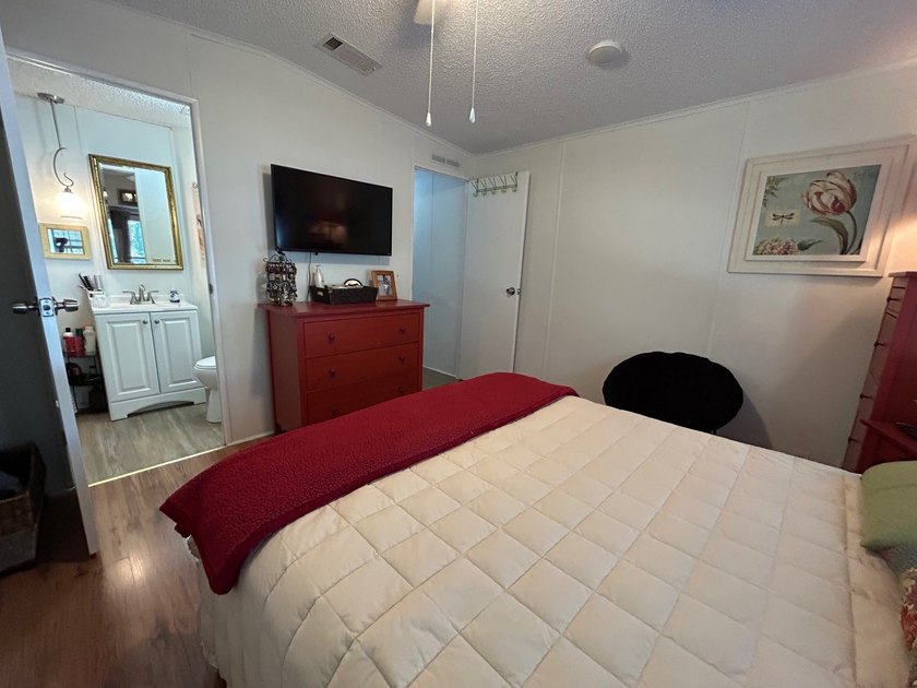 Welcome to 272 Daffodil Drive, an elegant and inviting residence - photo 18