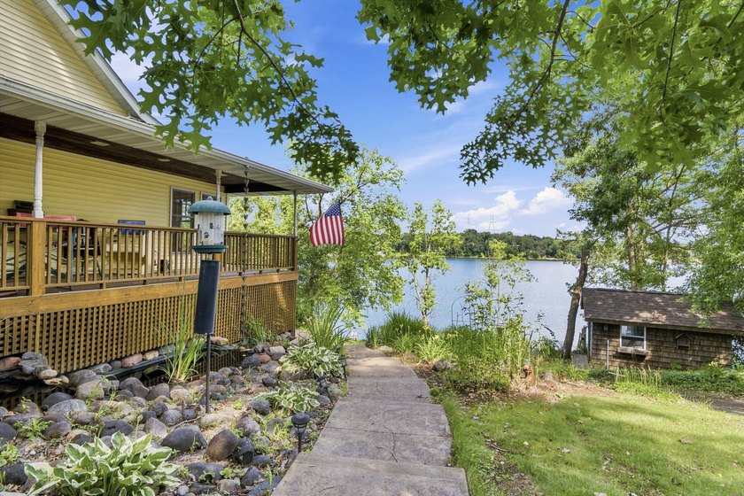 A rare find in a great location. Private secluded two acre lot - photo 2