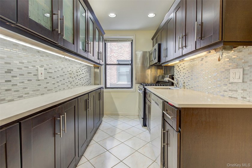 THE UNIT: Welcome home to the dreamy #4E... a spacious, bright - photo 5