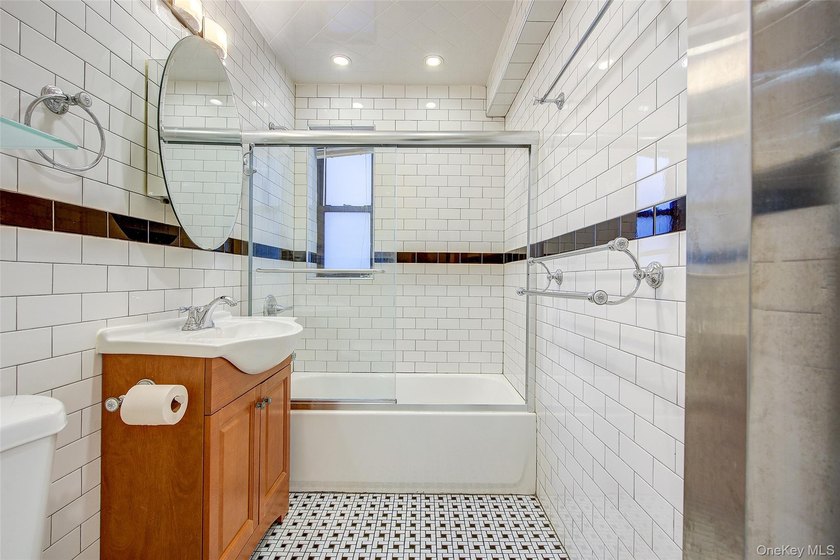 THE UNIT: Welcome home to the dreamy #4E... a spacious, bright - photo 8