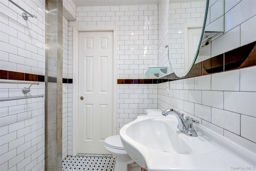 THE UNIT: Welcome home to the dreamy #4E... a spacious, bright - photo 9