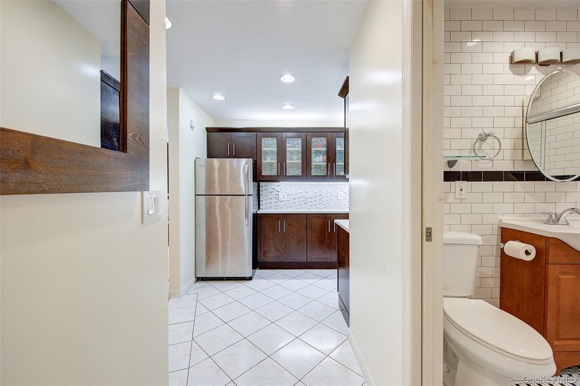 THE UNIT: Welcome home to the dreamy #4E... a spacious, bright - photo 10