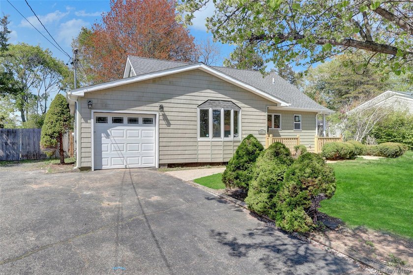 Lovely Patchogue Living! Enjoy This Beautifully Designed And - photo 3