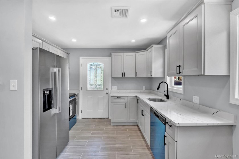 Lovely Patchogue Living! Enjoy This Beautifully Designed And - photo 8