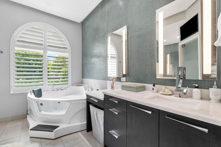 Welcome to this exceptional, fully upgraded 3-bedroom, 3.5-bath - photo 18