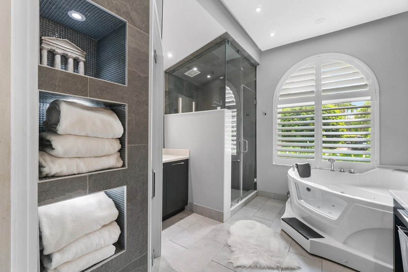 Welcome to this exceptional, fully upgraded 3-bedroom, 3.5-bath - photo 19