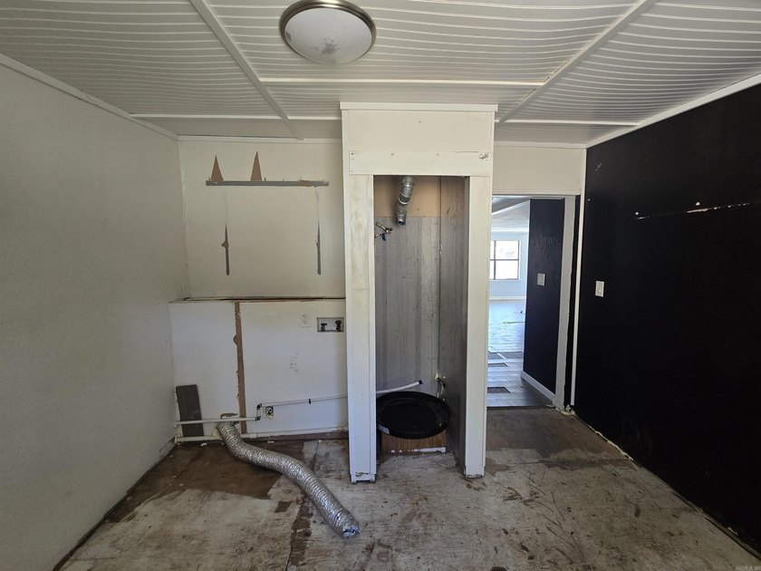 Perfect starter home or investment property. Located close to - photo 16