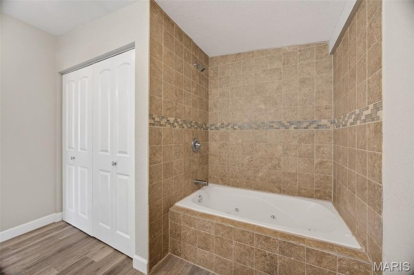 Vaulted ceilings, natural light, and quick lake access. This is - photo 25