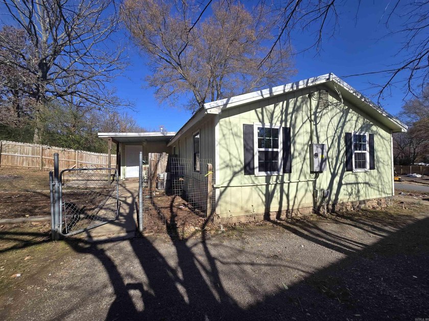 Perfect starter home or investment property. Located close to - photo 26