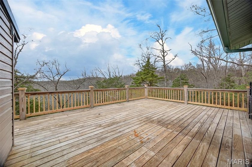Vaulted ceilings, natural light, and quick lake access. This is - photo 33