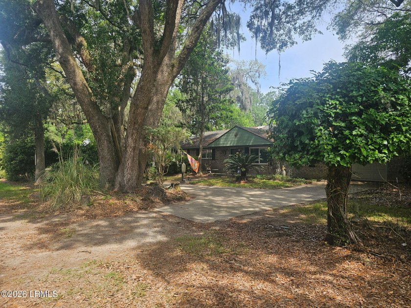 This property is a one story ranch style home. Has a huge - photo 3