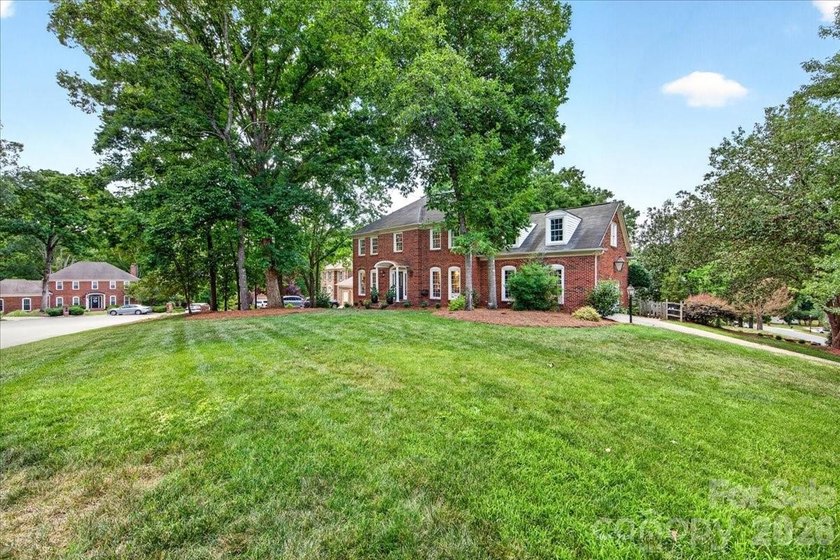 Welcome to Williamsburg Raintree! This updated 5-bedroom house - photo 2
