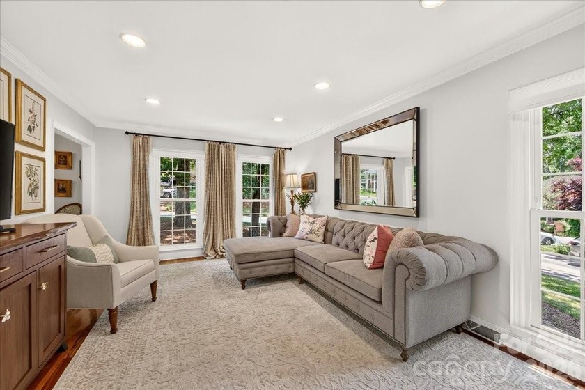 Welcome to Williamsburg Raintree! This updated 5-bedroom house - photo 5