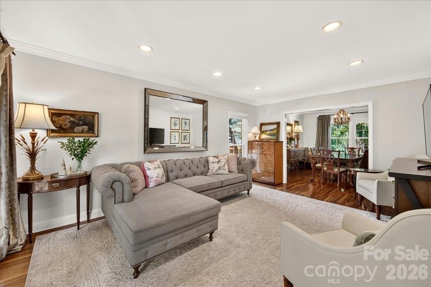 Welcome to Williamsburg Raintree! This updated 5-bedroom house - photo 6