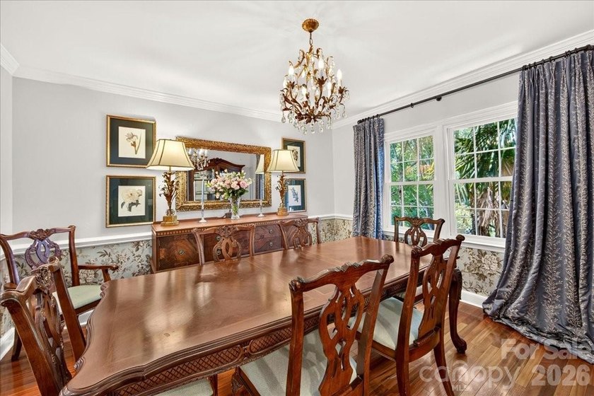 Welcome to Williamsburg Raintree! This updated 5-bedroom house - photo 8