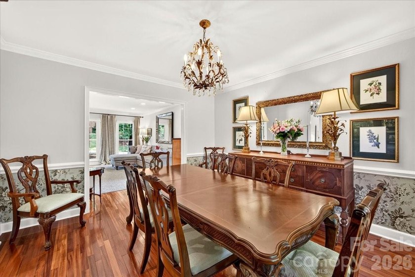 Welcome to Williamsburg Raintree! This updated 5-bedroom house - photo 9