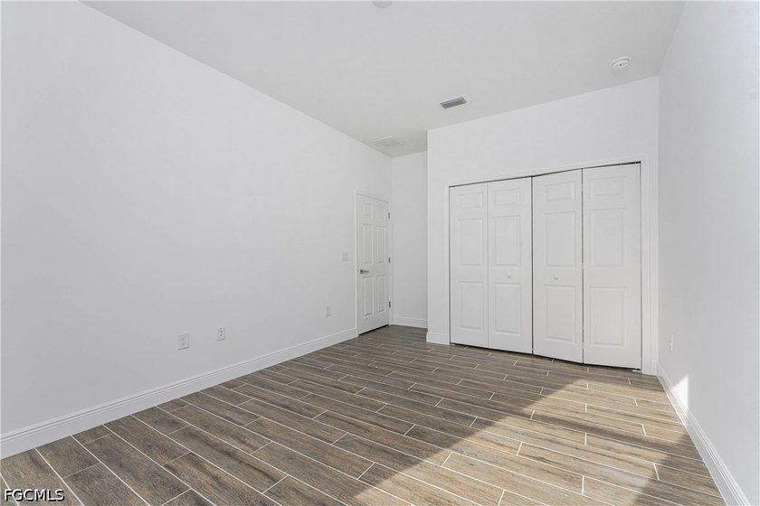 This beautiful 4-bedroom, 3-bathroom, 2,100 sq ft single-family - photo 14
