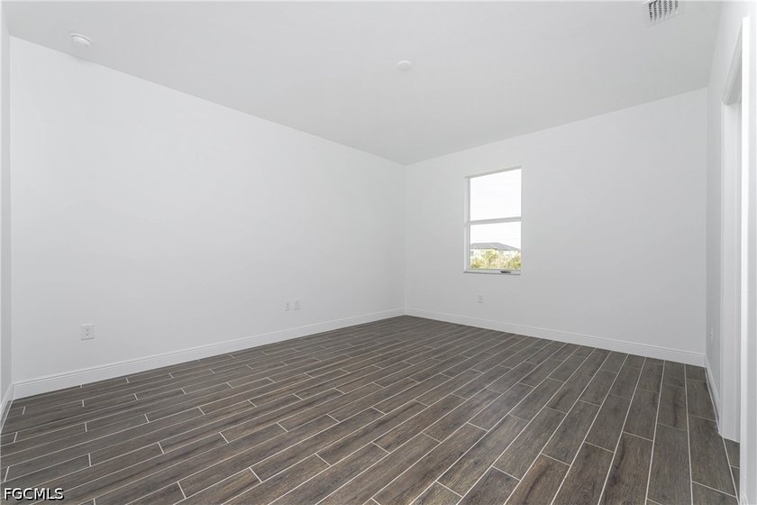 This beautiful 4-bedroom, 3-bathroom, 2,100 sq ft single-family - photo 22