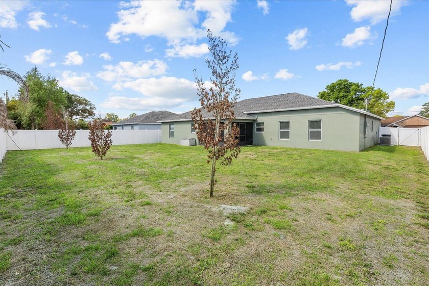 NO HOA! LIKE NEW! Built in 2023, this beautifully upgraded 4-bed - photo 31