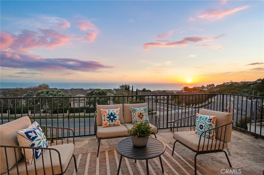 Panoramic ocean views from the living room, family room, dining - photo 38
