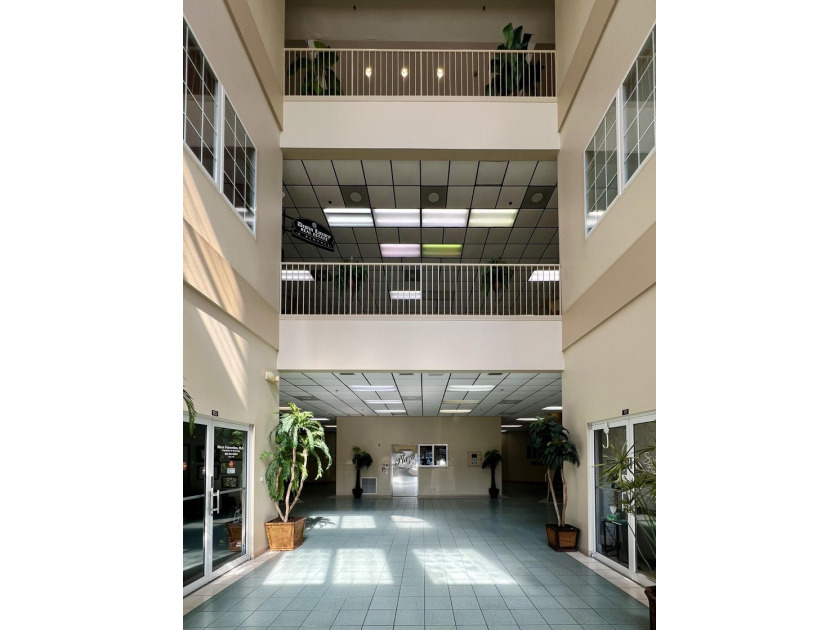 Well-maintained office space available in The Plaza, centrally - photo 2