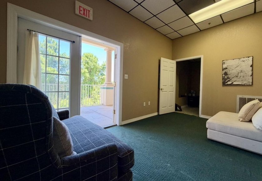 Well-maintained office space available in The Plaza, centrally - photo 5