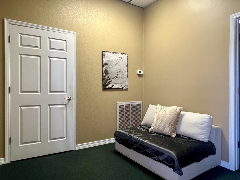 Well-maintained office space available in The Plaza, centrally - photo 6