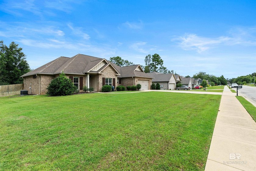 Quality &amp; Craftsmanship by legacy Truland Homes! 3 bedroom, 2 - photo 9