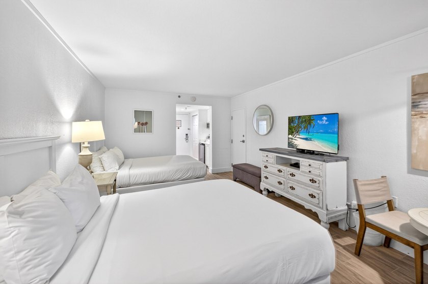 Renovated and rental-ready, this third-floor Bayside at - photo 5