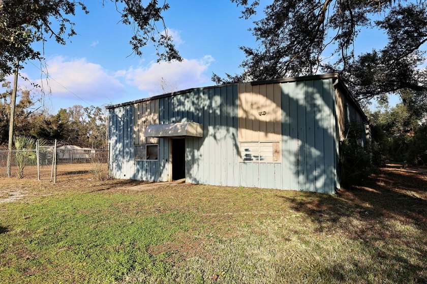 It's rare to find a commercial site this close to town that's - photo 11
