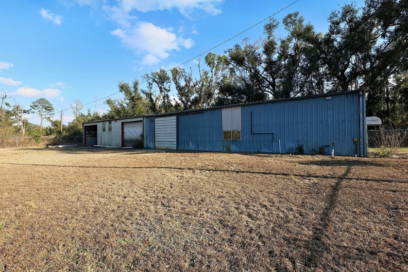 It's rare to find a commercial site this close to town that's - photo 17