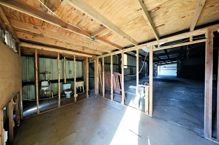 It's rare to find a commercial site this close to town that's - photo 25