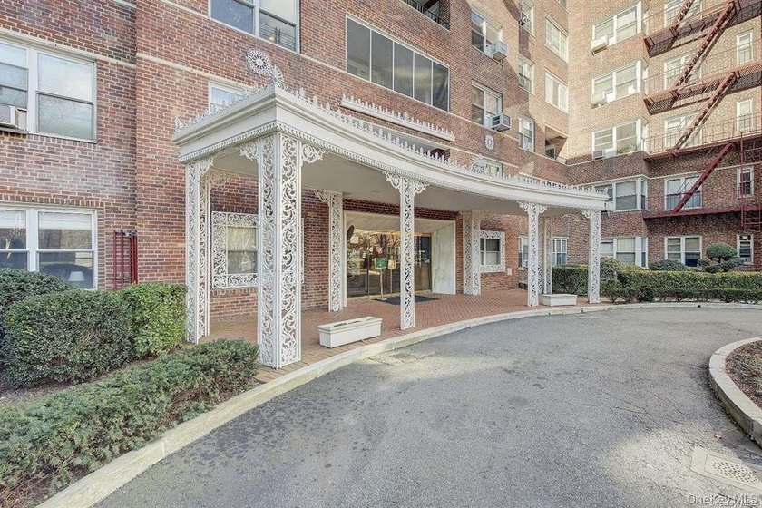 Step into this charming, fully renovated 1BR apartment in Prime - photo 2