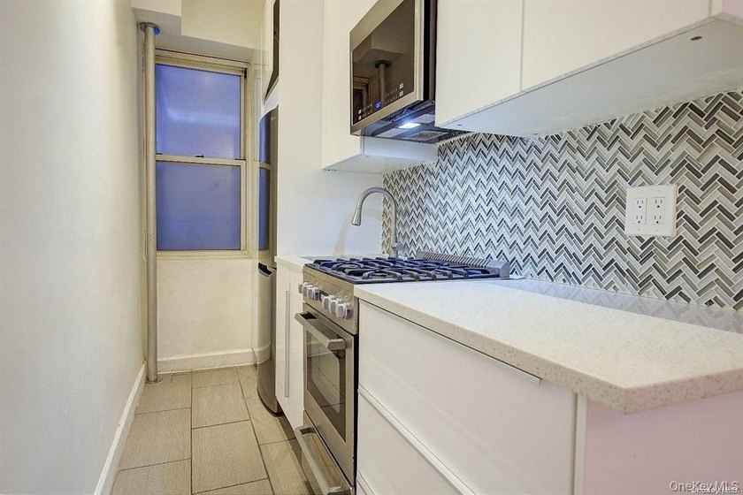 Step into this charming, fully renovated 1BR apartment in Prime - photo 7